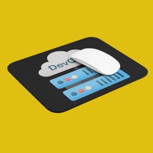 K&ouml;nnte beinhalten: Schwarzes rechteckiges Mauspad mit einer wei&szlig;en Maus. Das Mauspad zeigt eine Wolkengrafik mit dem Wort "DevOps" und eine Servergrafik in Blau. Der Hintergrund ist gelb.
