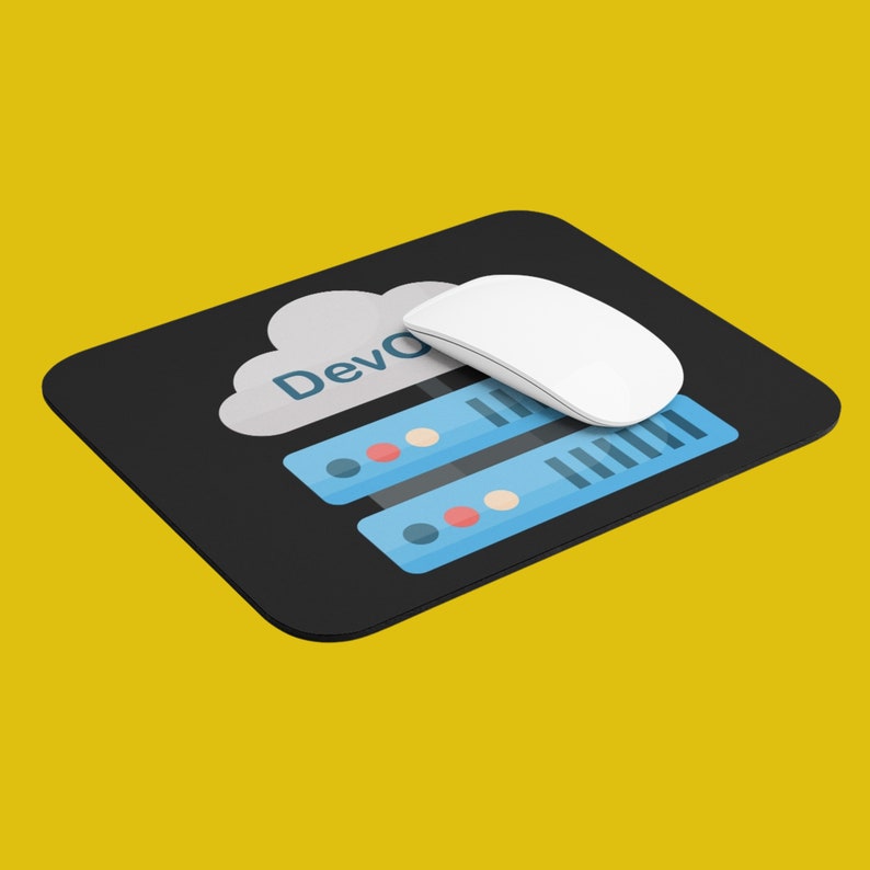 K&ouml;nnte beinhalten: Schwarzes rechteckiges Mauspad mit einer wei&szlig;en Maus. Das Mauspad zeigt eine Wolkengrafik mit dem Wort "DevOps" und eine Servergrafik in Blau. Der Hintergrund ist gelb.