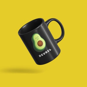 Puede incluir: Taza de café negra con un diseño de aguacate blanco y la palabra "DEVUREL" impresa en el lateral.