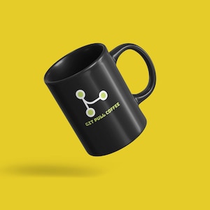 Könnte beinhalten: Schwarze Kaffeetasse mit einem weißen Logo, auf dem "GIT PULL COFFEE" steht, und einem grünen stilisierten Symbol einer Netzwerkverbindung.
