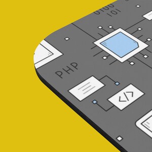Peut inclure: Un tapis de souris gris avec un motif de circuit imprim&eacute;, y compris une puce bleue, et le texte "PHP" et "0100".