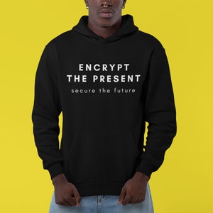 Puede incluir: Sudadera con capucha negra con texto blanco que dice "ENCRYPT THE PRESENT secure the future".