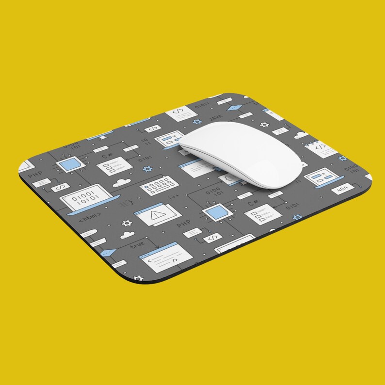 Peut inclure: Un tapis de souris gris sur le th&egrave;me du codage. Le tapis pr&eacute;sente une vari&eacute;t&eacute; de symboles de programmation, notamment du code, des crochets et des chiffres. Une souris d'ordinateur blanche est pos&eacute;e sur le tapis.