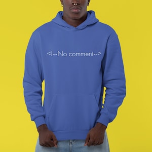 Peut inclure: Un sweat à capuche bleu royal avec un imprimé blanc qui dit "<!---No comment--->".