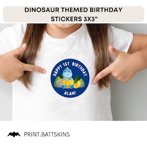Adesivi di compleanno con dinosauri con nome ed età personalizzati / Adesivi lucidi 3x3" - Materiale facilmente rimovibile / Prove gratuite