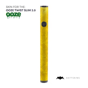 Könnte beinhalten: Eine gelbe Haut für den Ooze Twist Slim 2.0 Vape-Stift. Die Haut hat eine strukturierte, metallische Oberfläche. Die Haut wird von Battskins hergestellt.