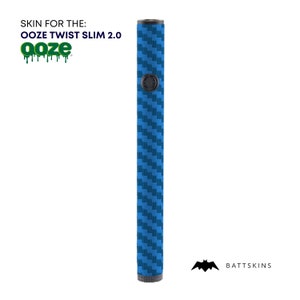 Könnte beinhalten: Eine blaue und schwarze Carbonfaser-Haut für den Ooze Twist Slim 2.0 Vape-Stift. Die Haut hat ein blaues Carbonfaser-Muster und einen schwarzen Besatz. Die Haut wurde entwickelt, um den Vape-Stift vor Kratzern und Beschädigungen zu schützen. Die Haut wird von Battskins hergestellt.