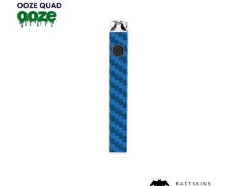 Op de afbeelding: Een blauw en zwart patroon Ooze Quad vape pen skin. De skin heeft een geometrisch ontwerp en een zwarte knop. De tekst "Skin for the: Ooze Quad" staat in groen en wit. Het Battskins-logo staat onderaan.
