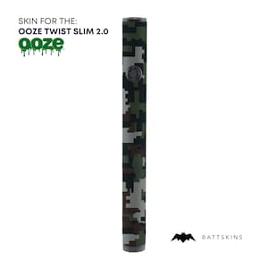 Könnte beinhalten: Eine Tarnmuster-Haut für den Ooze Twist Slim 2.0 Vape-Stift. Die Haut besteht aus einem strapazierfähigen Material und verfügt über ein pixeliges Design. Die Haut wurde entwickelt, um den Vape-Stift vor Kratzern und Abnutzung zu schützen. Die Haut ist außerdem einfach anzubringen und zu entfernen. Die Haut ist in verschiedenen Farben und Mustern erhältlich. Das BATTSKINS-Logo ist in der unteren rechten Ecke sichtbar.