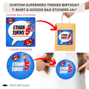 Adesivi personalizzati per compleanno a tema supereroe 4x4" / Adesivi per magliette e borsette 4x4" / Aggiungi il viso, il nome e l'età del tuo bambino