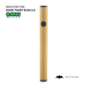 Könnte beinhalten: Goldene Glitzer-Haut für den Ooze Twist Slim 2.0 Vape-Stift. Die Haut hat ein glitzerndes Goldfinish und ist für den Ooze Twist Slim 2.0 Vape-Stift konzipiert. Die Haut wird von Battskins hergestellt.