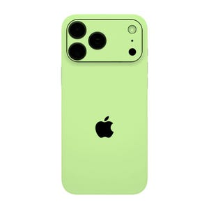Puede incluir: Un teléfono inteligente de color verde lima claro con un logotipo de Apple negro centrado en la parte posterior. El dispositivo incluye un módulo de cámara rectangular en la parte superior con tres lentes negras circulares, un flash y un micrófono.