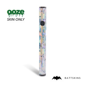 Könnte beinhalten: Eine weiße und schillernde Vape-Stift-Haut mit einem geometrischen Muster. Die Haut ist für den Ooze Vape-Stift konzipiert. Die Haut ist mit "Ooze Skin Only" und "Battskins" gekennzeichnet.