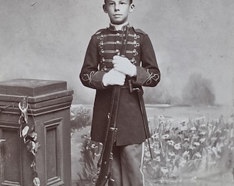 Fotografía antigua tipo tarjeta de gabinete de un cadete militar de Filadelfia con uniforme y rifle Withers
