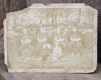 Fotografia montata su foto del gruppo della squadra di baseball dei campioni della Duquesne University del 1896