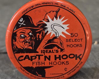 Lata de bolsillo con anzuelos Ideal Capt'n Hook, estilo vintage de 1962, fabricada en Japón, ideal para pesca de piratas.