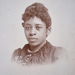 Fotografía de una joven afroamericana con tarjeta de gabinete, foto victoriana de Jamestown, NY