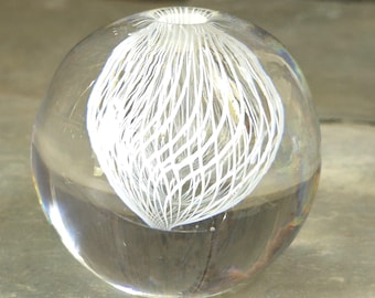Pisapapeles vintage de cristal de Murano soplado a mano con cinta de Latticino blanca, firmado