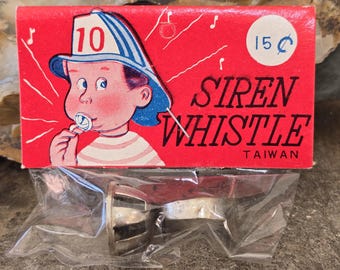 Sirena de bombero vintage de los años 60, nueva, sin usar, anillo de bombero, juguete de hojalata, tienda de todo a diez centavos, en perfecto estado.