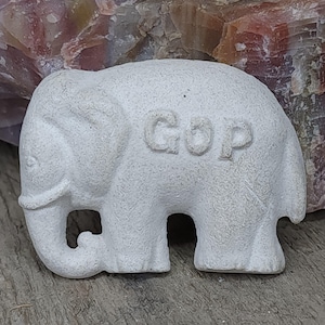 Antiek GOP-olifantgipskrijt Speldknop verkiezingscampagne politiek