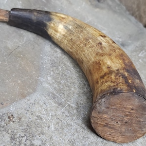 Antiguo cargador de avancarga hecho a mano, cuerno de pólvora, soporte para frasco de perdigones de cuerno de vaca real