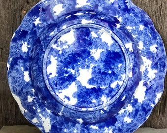 Plato hondo victoriano antiguo de 9" con borde festoneado, de Spongeware, color azul