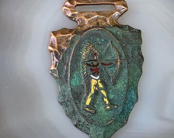 Llavero de reloj antiguo de cobre con punta de flecha esmaltada de nativos americanos y arco indio.