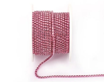 Finitura a catena con strass rosa tagliata su misura