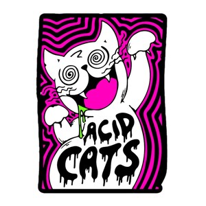 Puede incluir: Un gato de dibujos animados blanco con un fondo de remolinos rosa y negro. El gato tiene verde goteando de su boca y el texto "ACID CATS" en letras negras goteando.