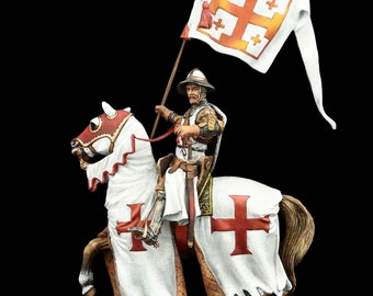 Peut inclure: Une figurine miniature peinte à la main d'un chevalier à cheval, portant une armure blanche avec une croix rouge et tenant un drapeau blanc avec une croix rouge. Le chevalier est monté sur un cheval blanc avec une selle rouge et dorée.