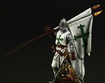 Peut inclure: Une figurine en métal peint d'un chevalier en armure blanche tenant un drapeau blanc avec une croix verte. Le chevalier porte un casque et une cotte de mailles. Le drapeau est attaché à un bâton en bois. La figurine est debout sur une base avec un bouclier.