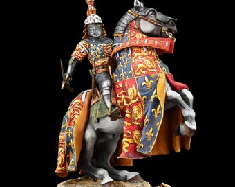Puede incluir: Figura detallada de un caballero con armadura completa a caballo. El caballero lleva un casco y sostiene una espada. El caballo está cubierto con una tela estampada en rojo, azul y dorado. La figura está sobre un fondo negro.