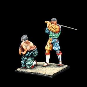 Puede incluir: Una figura miniatura pintada de un hombre con un traje colorido sosteniendo una espada, a punto de golpear a una figura arrodillada con los ojos vendados.