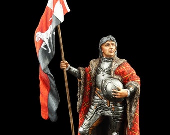 Peut inclure: Une figurine miniature peinte à la main d'un chevalier en armure tenant un casque et un drapeau avec un cheval blanc et une croix rouge. Le chevalier porte une cape rouge et or avec une bordure en fourrure. La figurine est debout sur une base brune avec de l'herbe verte.