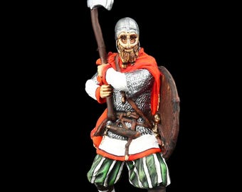 Puede incluir: Una figurita pintada de un guerrero vikingo que lleva un casco, una cota de malla y una túnica roja y blanca. Sostiene un hacha en su mano derecha y un escudo en su mano izquierda.