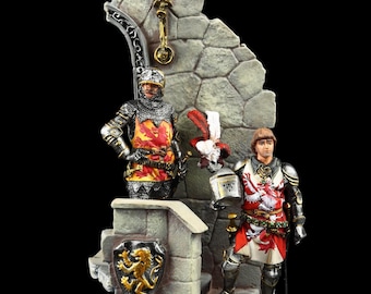 Peut inclure: Deux chevaliers en armure se tiennent sur un escalier en pierre. Le chevalier de gauche porte une tunique rouge et or avec un lion sur son écu. Le chevalier de droite porte une tunique rouge et blanche avec une aigle blanche sur son écu. Les chevaliers se tiennent devant une arche en pierre.