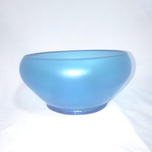 Vintage Satin Kunst Glas Schale: Gefrostetes Kobalt Blau, Mid-Century Modern Herzstück