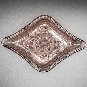 Vintage Pink Depression Glas Schmuckschale - Diamantform mit floraler Mitte - kleine Bonbonschale, Schmuckhalter, Waschtischtablett, Retro Dekor