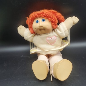 Peut inclure: Ensemble de trois tasses en céramique avec une finition mate et mouchetée. Chaque tasse présente une couleur différente : bleu clair, crème et grise. Les tasses ont un design simple et moderne avec une anse confortable.