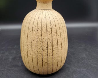Vaso de cerâmica com textura canelada e detalhes salpicados, assinado por Thomas Weber Studio Pottery, estilo meados do século XX.