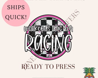 Op de afbeelding: Een rond, zwart-wit geruit ontwerp met een roze rand en de tekst "weekends are for RACING" in wit. Het ontwerp is klaar om te persen en is een cold peel DTF-transfer.