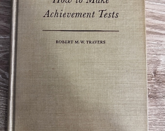 Könnte beinhalten: Ein grünes Buch mit dem Titel "How to Make Achievement Tests" und dem Autor "Robert M.W. Travers" auf dem Einband.
