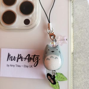 Handgjord Totoro-telefonberlock i lera, emalj med sotsprite, lövnyckelring