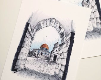 Può includere: Un disegno a inchiostro nero e bianco di un arco in pietra con vista su una moschea con una cupola dorata. La moschea è circondata da un cortile con alberi e altri edifici.