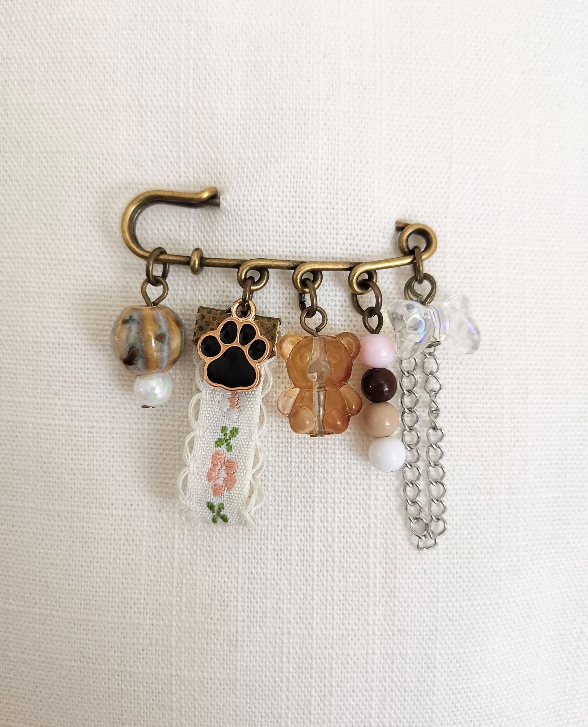 Broche Les Néréides Marron en Métal - 48674696