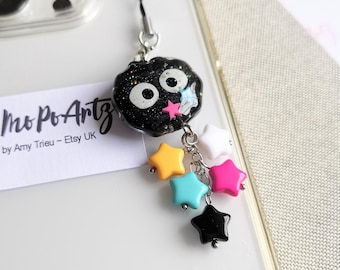Kawaii Studio Ghibli Anime-inspirerad glittrig sotsprite med ljusa färger och stjärnor. Telefonberlock nyckelring, nyckelring för telefon, väskor.