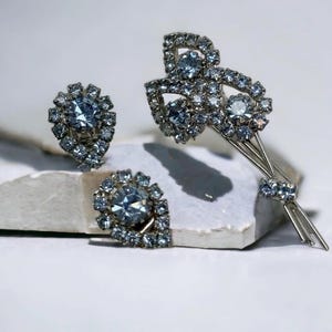 Vintage Ice Blue Strass Brosche und Ohrringe Demi Parure Set