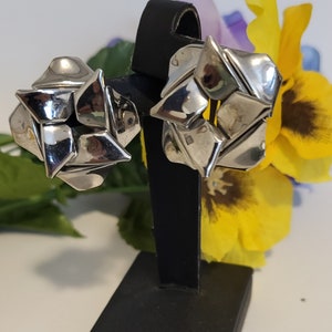 Vintage Hell Silber Ton Blumen Clip On Ohrringe Circa 1970er Jahre
