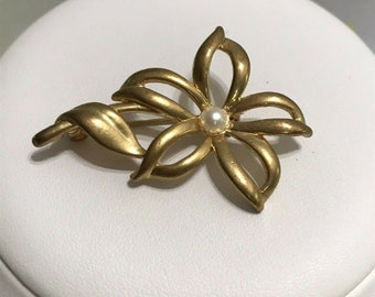 Broche vintage fleur dorée avec perle, ferronnerie ouverte, style avec tige