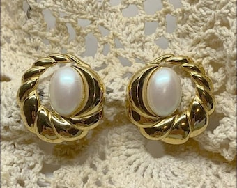 Iridescent Pearl Clip on Earrings  Richelieu Signed Vintage 80s